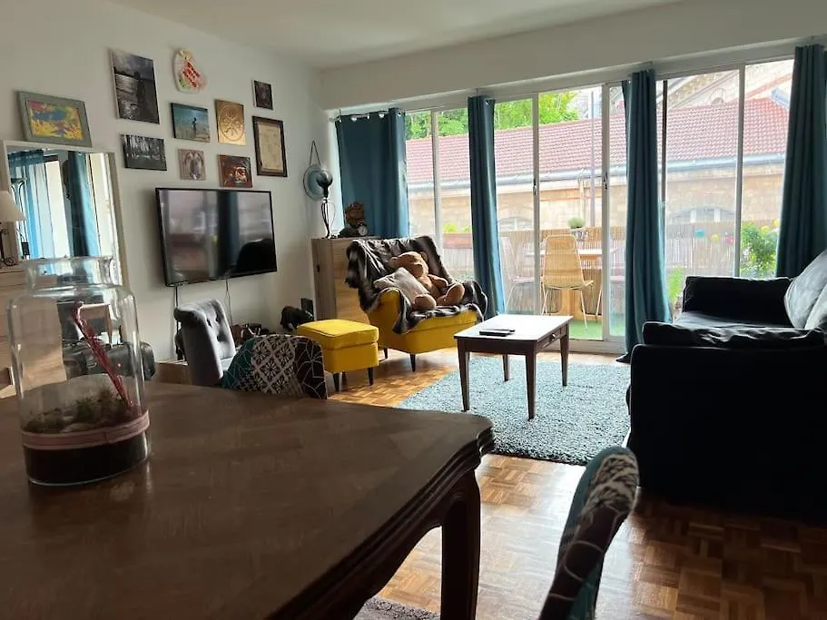 Grand Appartement Avec Balcon Et Parking Gratuit Sur Place Paris Apartment