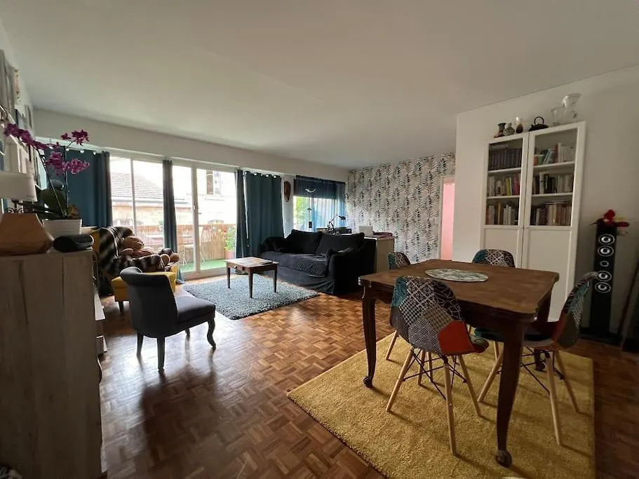 Grand Appartement Avec Balcon Et Parking Gratuit Sur Place Paris 0*,  France