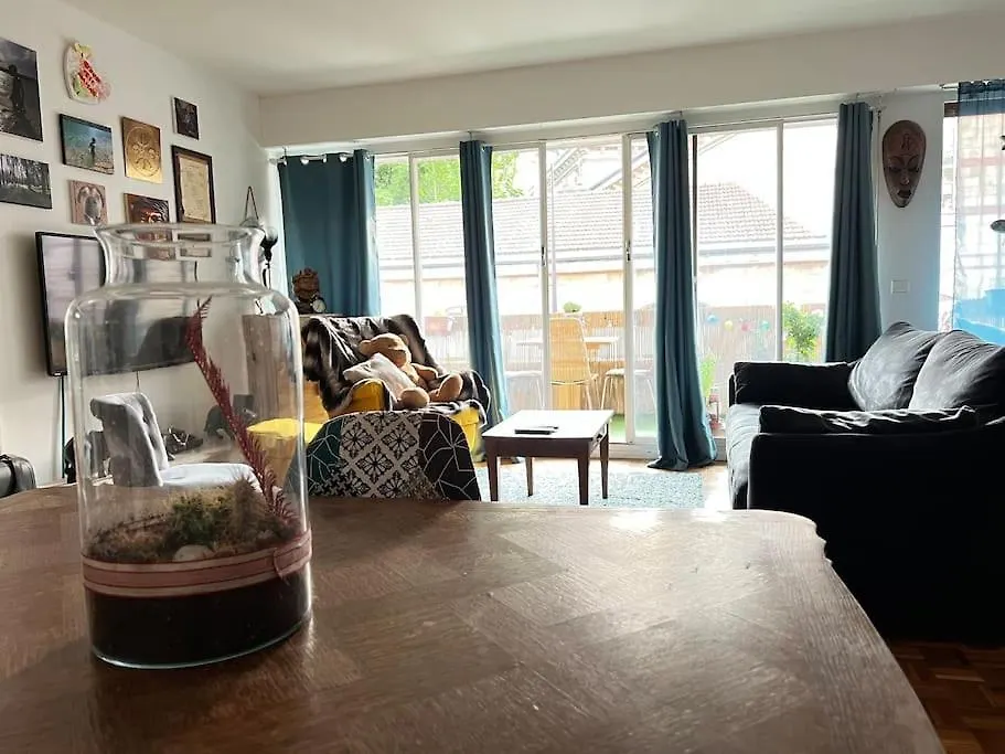 Grand Appartement Avec Balcon Et Parking Gratuit Sur Place Paris
