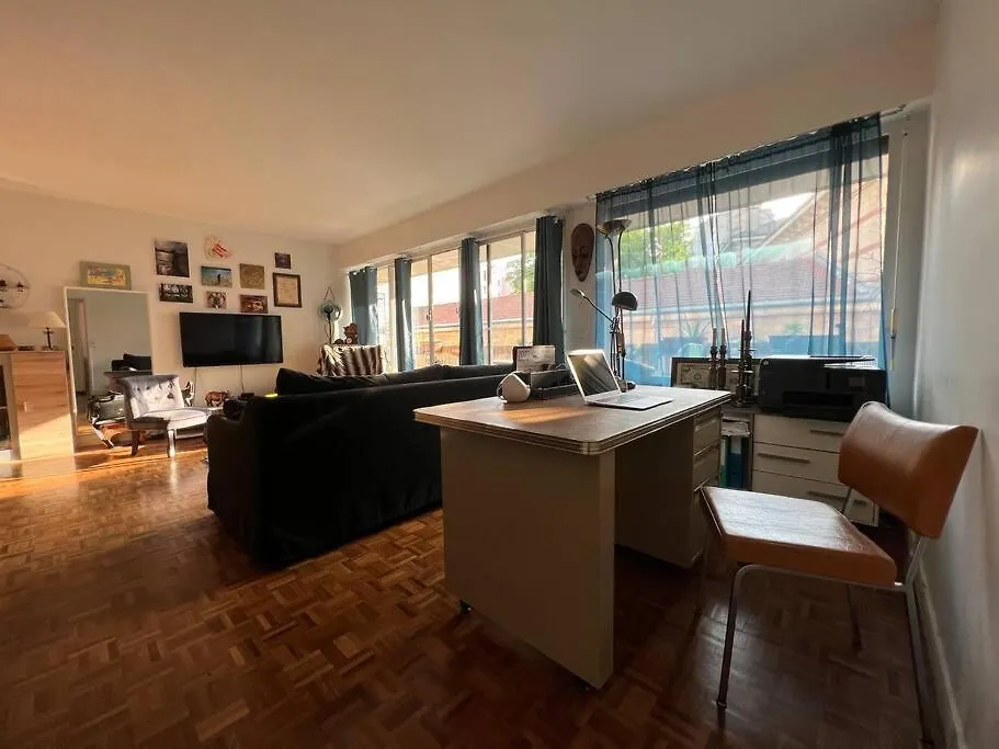 Grand Appartement Avec Balcon Et Parking Gratuit Sur Place Paris