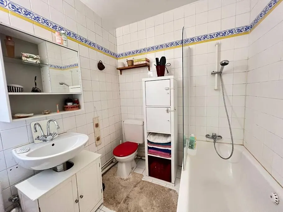 Grand Appartement Avec Balcon Et Parking Gratuit Sur Place Paris
